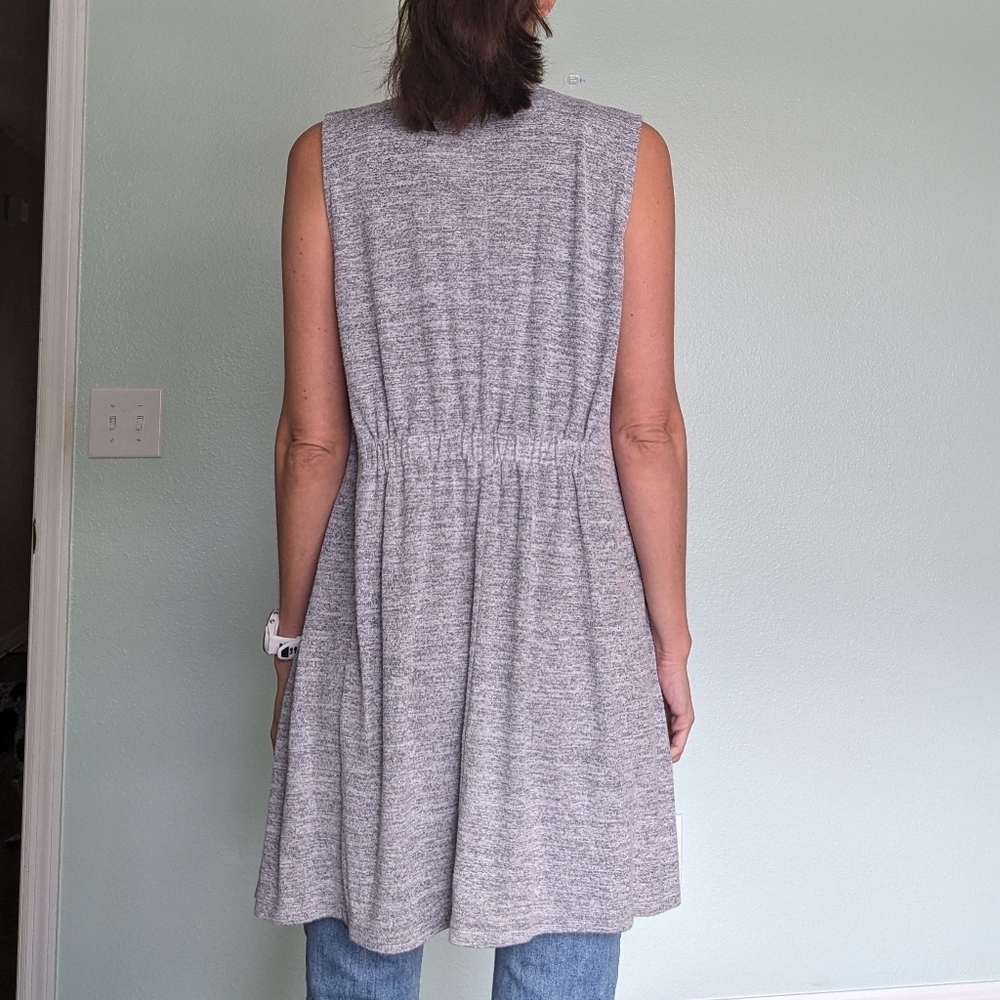 Banana Republic sleeveless cardigan - Picture 2 of 5